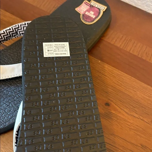 Sanuk Sandals Brand New - Picture 3 of 3